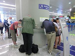 機内で出入国カードをもらえなかった場合、ペンがなかった場合はここで紙をもらって記入します