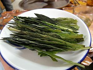 
平たく長い茶葉が特徴の太平猴魁。鮮やかな黄緑色の緑茶で、すがすがしく爽やかな香り。日本の新茶のような味わいです。