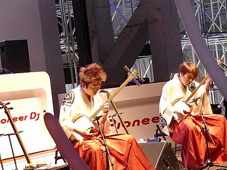三味線の吉田兄弟は中国語で挨拶。日本産業館のテーマソングもDJ・DAISHI DANCEとともに手がけています。