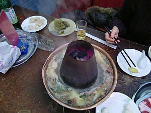 東北火鍋は鍋の形がユニーク。