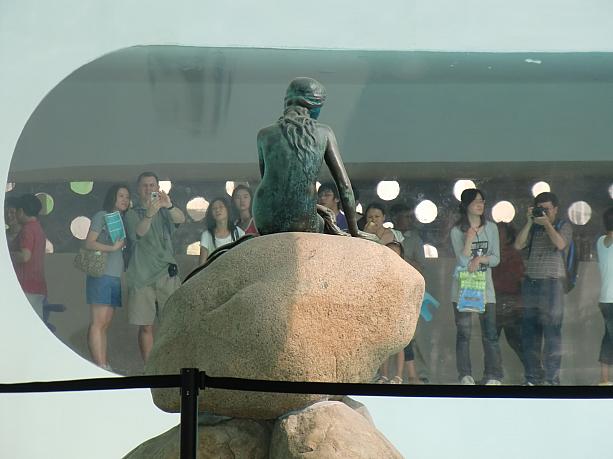 デンマーク館の人魚像は、パビリオンに入らなくても見えます。しかも、背中側は貴重。デンマークに帰れば背中が海側なので写真が撮れないんです。
