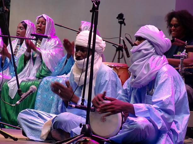 今日はナイジェリアの民族音楽ショーが開催されていました。