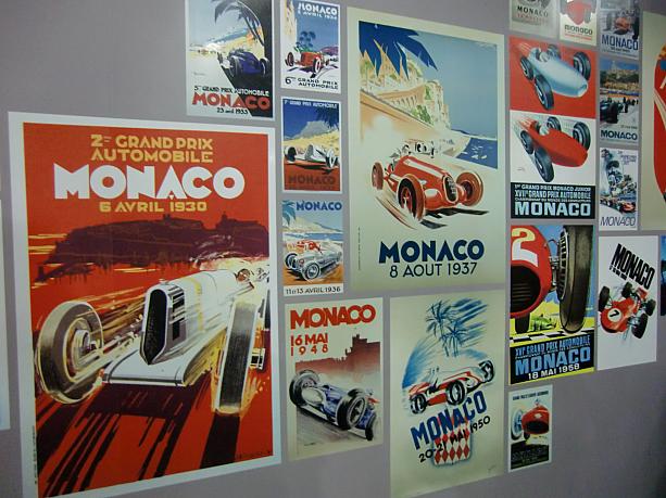 F1ファンはモナコ館の歴代F1ポスターパネルが気になるはず。