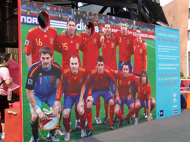サッカーファンならW杯で優勝したスペインチームの顔出しパネルへ。