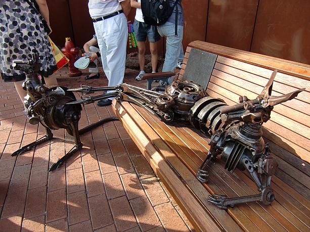 オーストラリア館前のベンチで見つけたダレたカンガルーのオブジェ。