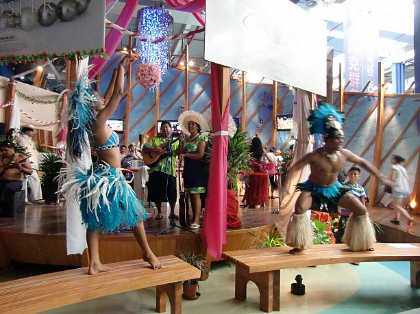 太平洋連合館は、ショーなのかスタッフの遊びなのかわからないダンスや音楽が常にどこかで始まるパビリオンでした。