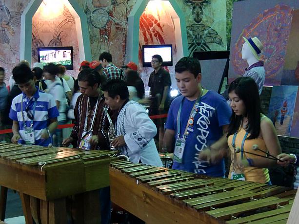 中南米連合館もアドリブ的音楽ショーで毎回楽しませてくれました。