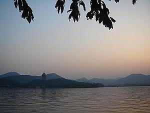 杭州・西湖の秋の夕暮れ。