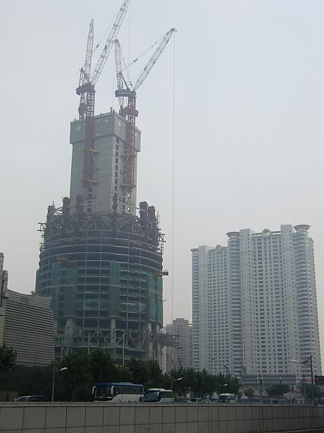 完成は2014年。121階建てで、中国一、世界第2位の高いビルになる予定。