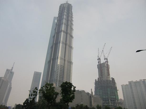 右側の建設中のビルが「上海センター」です。