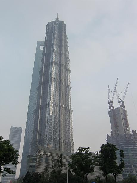 上海環球金融中心と金茂大廈は、ライバルの成長をハラハラしながら見守っている感じ。