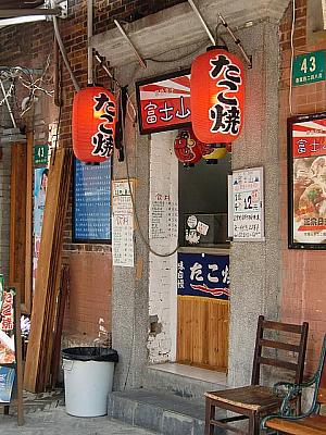 日本人経営のたこ焼きスタンド。人気は健在です。