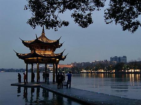 湖、山、ビル街が融合する杭州の街