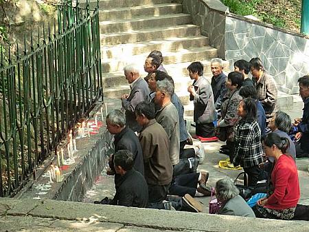 佘山は中国ではめずらしいキリスト教の山。礼拝する地元の人たちも見られます