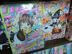 漫画雑誌やコミック単行本が豊富な「外文書店」4階の日本書コーナー