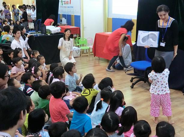 絵本の読み聞かせに集中する子どもたち。この日は絵本作家の和歌山静子さんも招かれていました