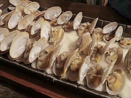 シンプルな貝の塩焼きがなぜか大人気。日本人にも親しみやすい味です
