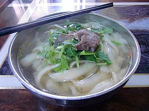 「蘭州拉麺」。モチモチ食感の手打ち麺に澄んだスープ、牛肉と香菜のトッピングが定番