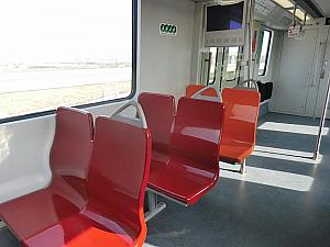 座席は今までの地下鉄と違うデザイン