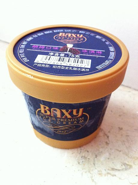 ミニカップのハーゲンダッツが35元（約580円）もする上海。この「Baxy」（9元）は庶民の味方