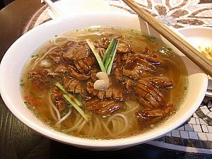 「上海早晨」。あっさりスープとストレート麺が美味。在住日本人にも隠れた人気のオシャレな麺料理店