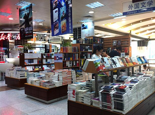 本屋街「福州路」の大型書店「上海書城」は、立ち読みOKのおおらかさが◎