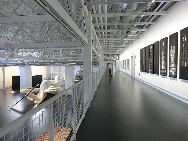格納庫の巨大建物を日本人建築家がリノベーションした美術館です