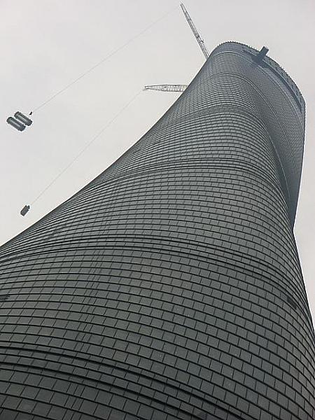 632mの「上海中心」を根本から見上げてみました