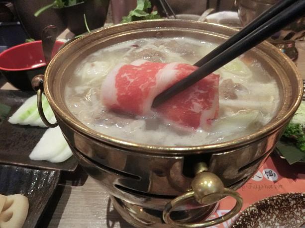 一人ひと鍋であっさりスープの広東風火鍋がブームの上海。なかでも人気のチェーン店「小輝哥火鍋」に行ってみました
