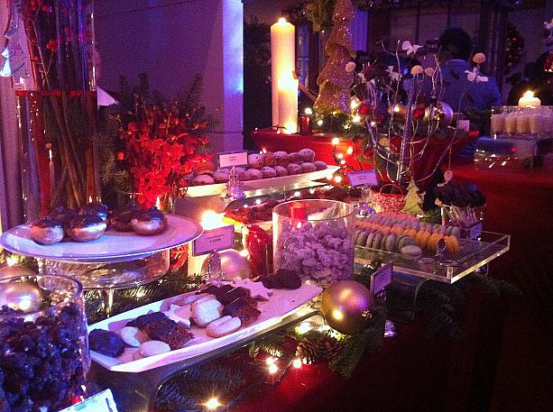 来客にお菓子やワインが振る舞われる「ザ・ペニンシュラ上海」のツリー点灯式