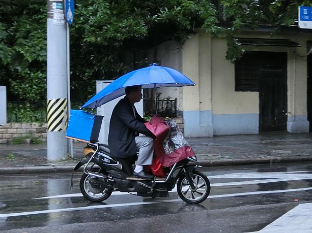 一部、傘付きバイクの人も