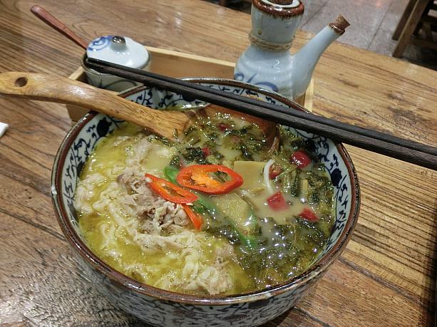 ピリ辛系のスープが特徴的な地元感満点の麺料理