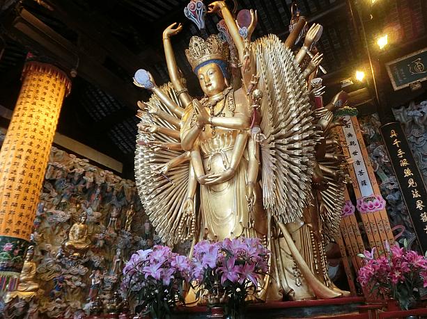 千手観音や羅漢堂は必見。チェンマイから贈られた仏像もあります