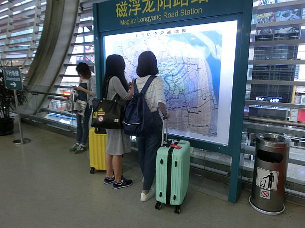 「龍陽路」駅からは地下鉄2、7、16号線が出ています。わかりやすい地図も設置されました