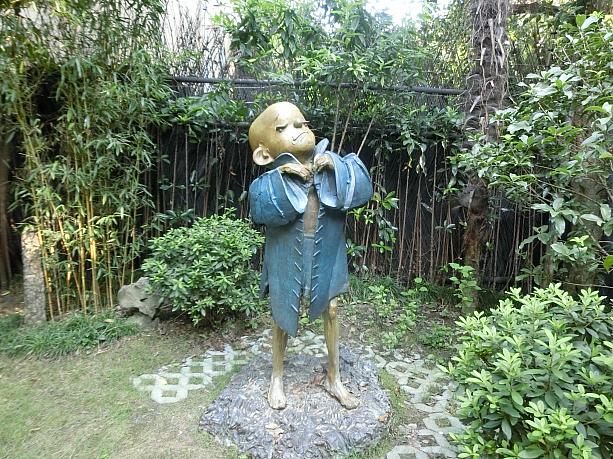庭には代表キャラクター「三毛」のオブジェが