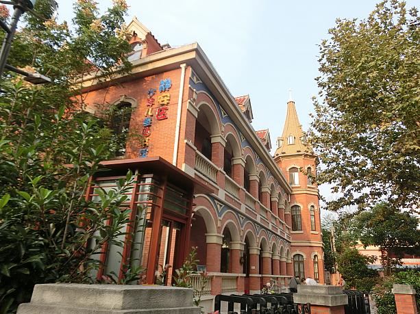 南京西路の北、蘇州河より南のこのエリアは、意外にかわいい歴史建築の宝庫。この建物は児童図書館だそう