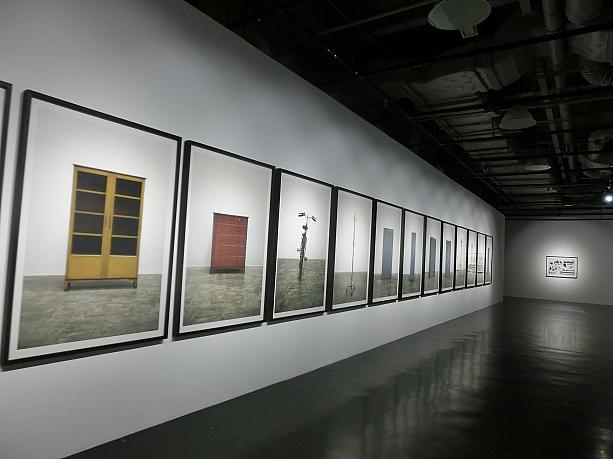 館内でいちばんの老舗は3階の「沪申画廊」かも。封岩の写真展が開催中です