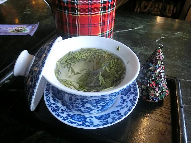 伝統的な茶館にて。茶器といっしょにツリーの飾りが。＠「老上海茶館」