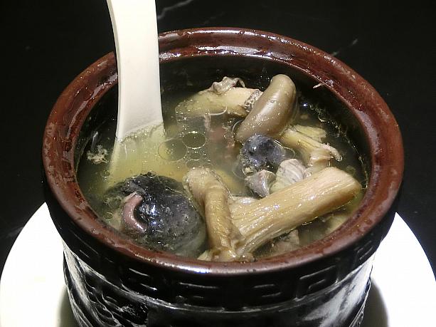 烏骨鶏とキノコのスープ。骨までぐずぐずに煮込まれた味わい深い薬膳スープです