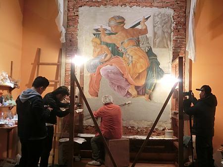 「藝倉美術館」は建築デザインも見どころ。ナビが訪れた日は、イタリア人画家によるフレスコ画の実演が行なわれてました