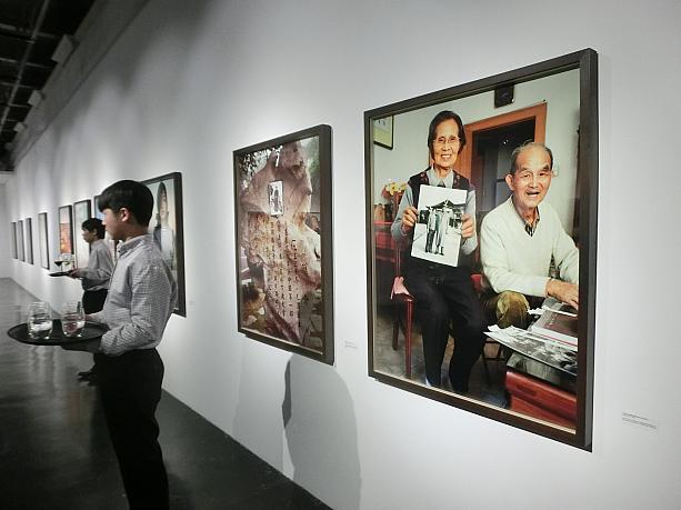 毛沢東の専属カメラマン・侯波と徐肖氷の自宅で。有名人から無名の女性まで、さまざまな人がモデルになっています