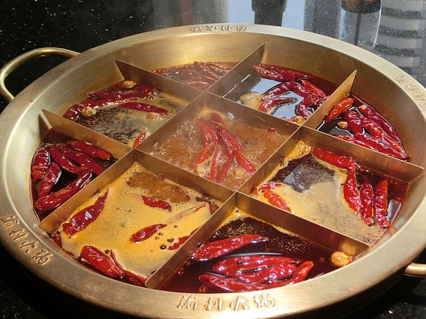 最近人気の、9個に区切られた伝統的な重慶式火鍋「九宮格」鍋