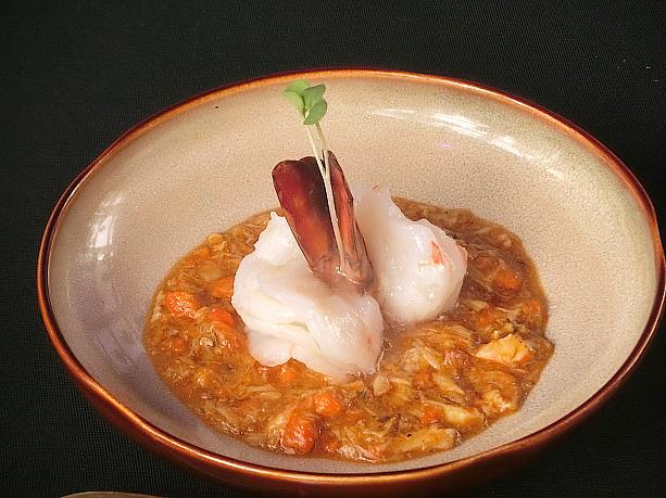 上海蟹の蟹味噌にエビを乗せた贅沢な一皿