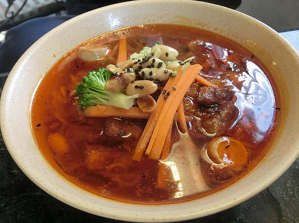 こちらは「辣醤麺」。赤いけど辛くないのが上海式