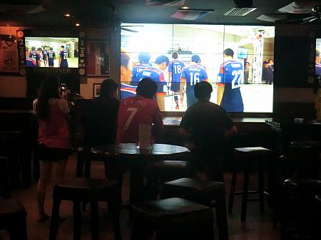 2014年の大会の深夜2時ごろ。日本代表の試合に見入っている地元のサッカー好きたち