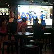 2014年の大会の深夜2時ごろ。日本代表の試合に見入っている地元のサッカー好きたち
