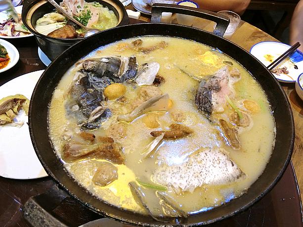 巨大な器の淡水魚スープ。農家料理はどれも5〜6人前サイズなので、行くなら大人数で