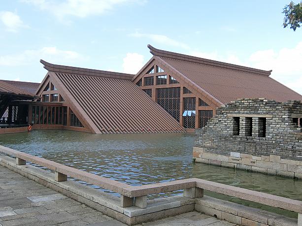 園内の博物館は、水に沈んだようなデザイン