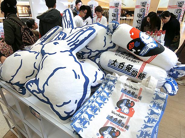 「大白兔」は上海生まれのレトロなミルクキャンディメーカーです。右下のエコバッグ、かわいい〜。一枚18元とのこと。値段もレトロです