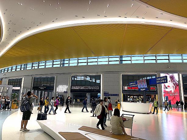 先月オープンしたサテライトターミナル。ターミナル1、2からそれぞれ専用の地下鉄でつながっています